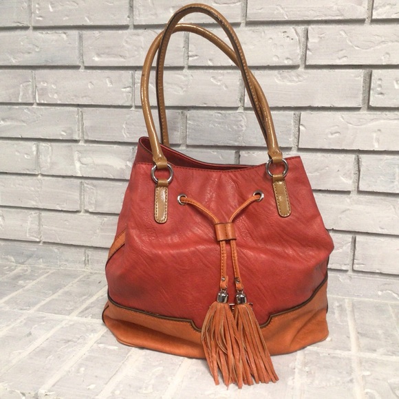 GUESS TOTE/SHOULDER BAG WITH DRAWSTRING FRINGED CLOSURE - Picture 4 of 15